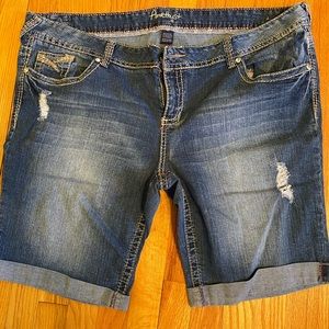 Women’s Amethyst jean shorts size 22